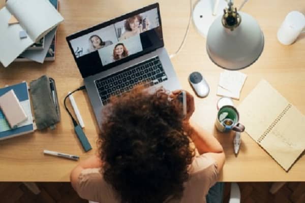 Leveraging the Flexibility of Online Teaching Environments for Professionals