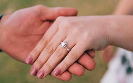 How to Choose the Right Moissanite Stone for Your Engagement Ring